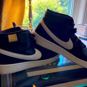 Mens black Nike sneaks